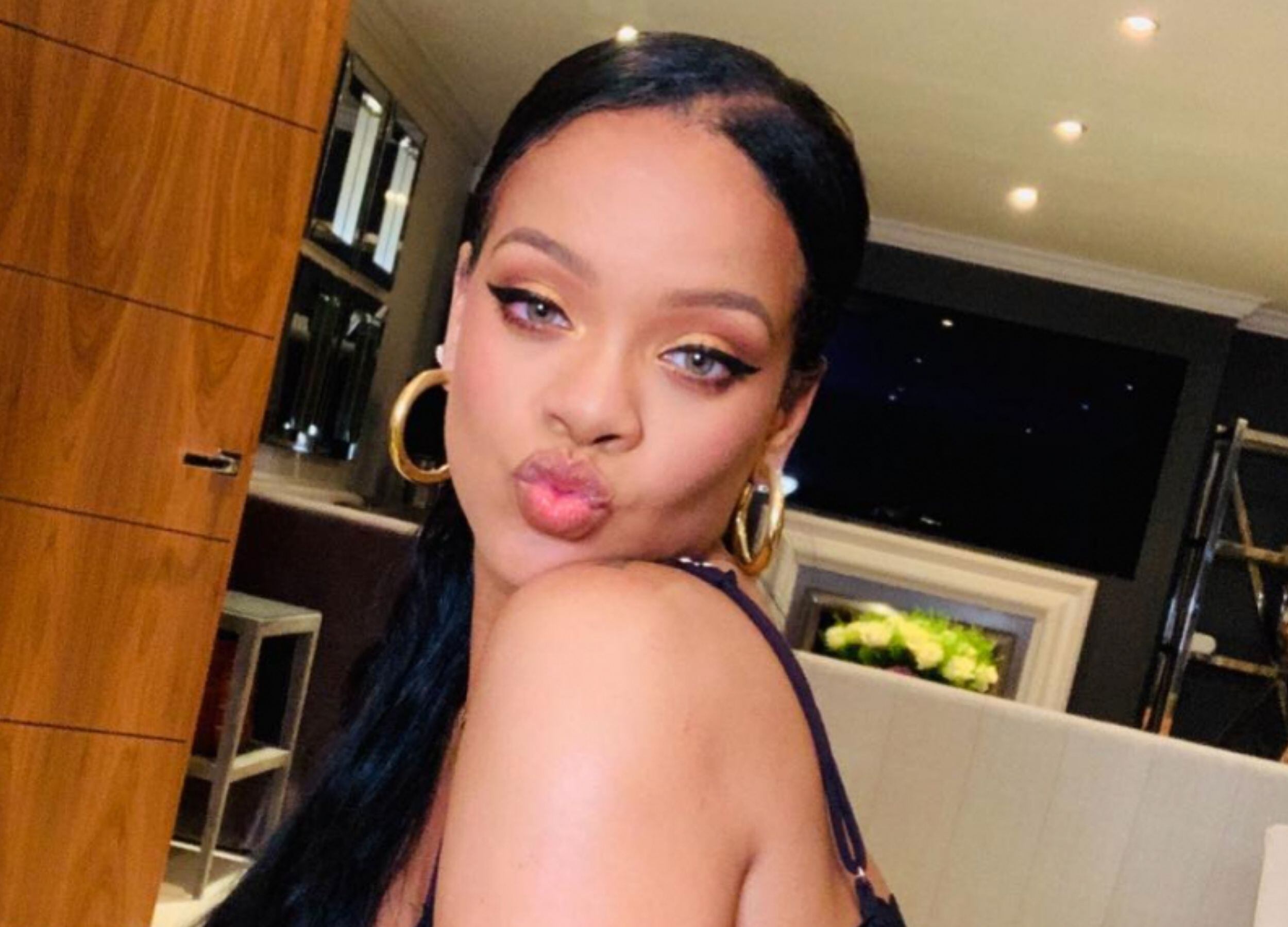 VIDEO Rihanna sfilata Louis Vuitton: tuta bianca per la cantante