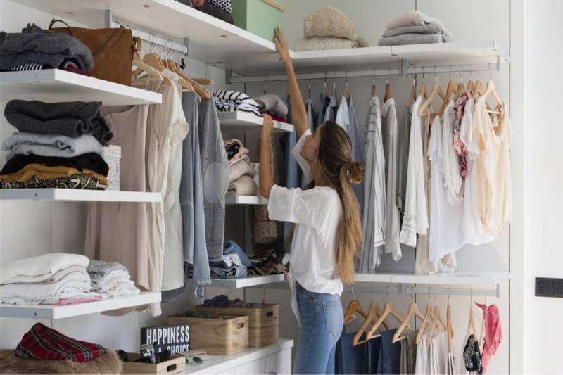 Cómo debes colgar la ropa en el armario para evitar marcas – Metro World  News