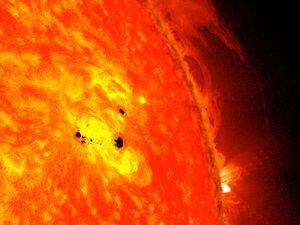 Mancha solar del tamaño de un planeta se multiplicó por 10 y se dirige a la Tierra