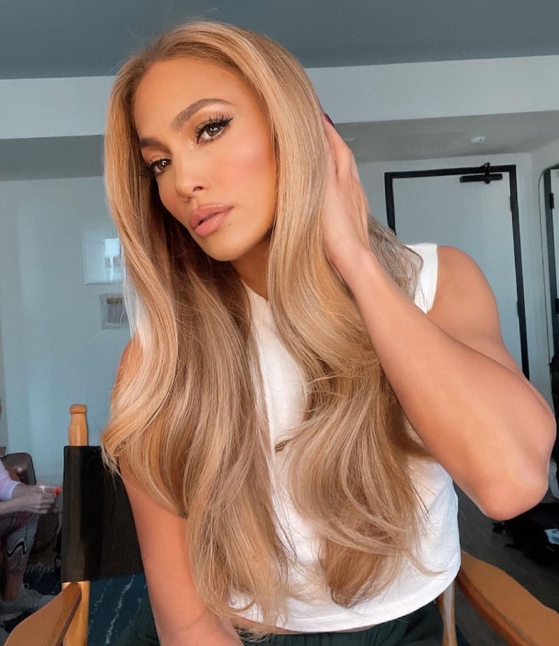 Jennifer Lopez causó furor con su melena rubio vainilla