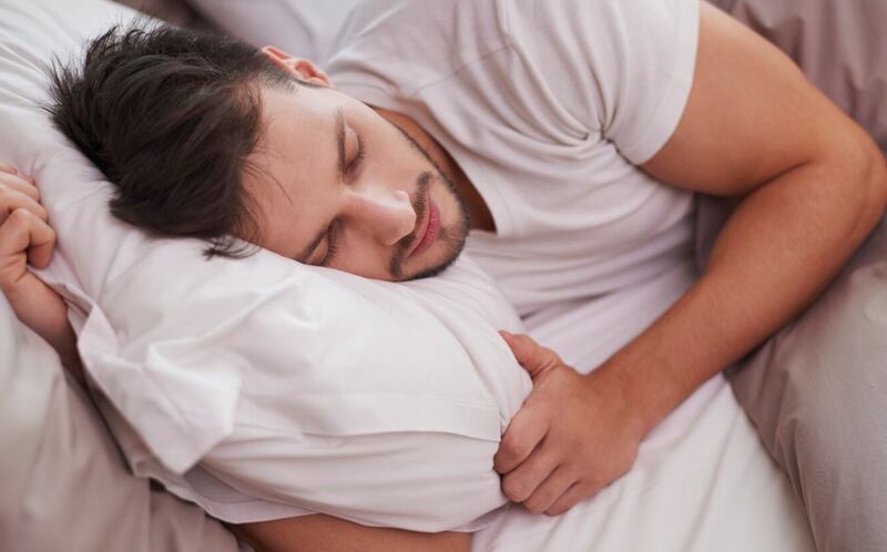 Recomiendan dormir mínimo entre 6-8 horas por noche