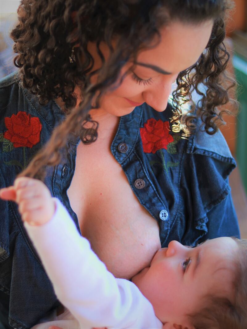 Foto de mamá con su bebé pequeño