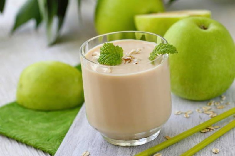 Cuenta con múltiples ventajas el jugo de manzana con avena.