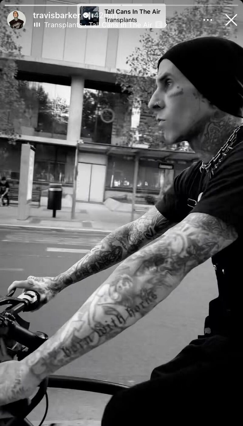 Travis Barker recorrió Santiago en Bicicleta