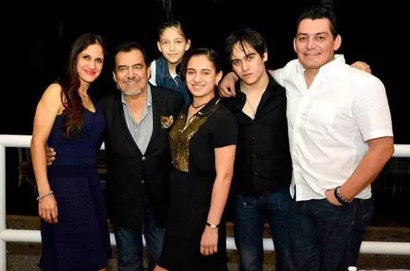 Una de las últimas fotos de Joan Sebastian con sus hijos.