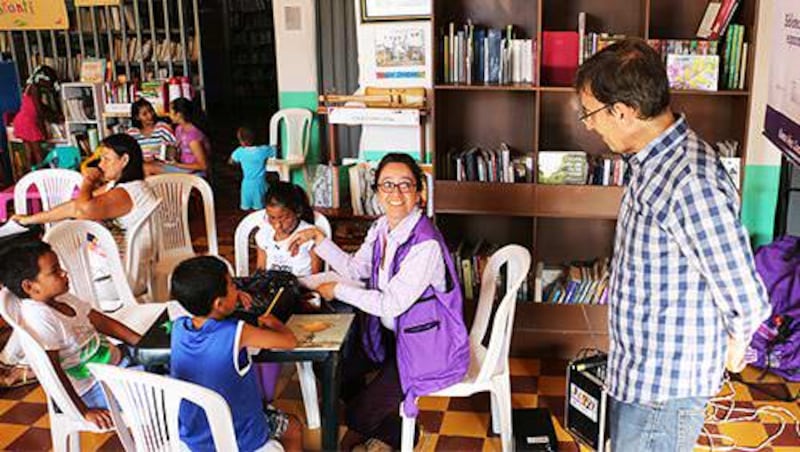 Durante cinco meses un selecto grupo de escritores visitó 26 bibliotecas públicas del país con el objetivo de fomentar el interés por la lectura, impulsar la literatura colombiana y promover el acceso a los servicios que ofrecen las bibliotecas públicas adscritas a la Red Nacional de Bibliotecas Públicas. Estos encuentros hacen parte del programa “ Los escritores colombianos visitan las bibliotecas públicas”, desarrollado por el Ministerio de Cultura y la Biblioteca Nacional de Colombia, el cual logró reunir a cerca de tres mil personas entre niños, jóvenes, adultos y adultos mayores, quienes participaron en las 43 actividades realizadas con motivo de la visita de los autores, como jornadas de lectura, talleres de lectoescritura y charlas con el autor. En total, 19 escritores visitaron 26 bibliotecas distribuidas en 18 departamentos del país. De los 23 municipios visitados, la mayoría han sido afectados por el conflicto armado, por lo que estas visitas representaron una oportunidad para que sus habitantes se acercarán un poco más a la literatura y a todos los servicios que ofrecen las bibliotecas públicas. De esta manera, los usuarios de las bibliotecas visitadas conocieron de manera directa a los escritores y escucharon sus anécdotas, experiencias y reflexiones sobre su oficio, sus hábitos lectores, lo que han significado la literatura y las bibliotecas en sus vidas, y la importancia que tiene la lectura para el desarrollo de nuestro país. “Una sociedad lectora indiscutiblemente es una sociedad más educada y más culta. Las personas que tienen hábitos lectores son más críticas, no tragan entero; es gente que sabe que tiene derechos, tiene deberes como ciudadanos y utiliza la palabra para expresar su opinión o posición política… Los sentimientos, los pensamientos y las emociones se expresan a través de las palabras. Por eso las personas que tienen buen dominio de las palabras, porque leen o escriben, logran un mejor lugar en la sociedad. Por eso es absolutamente definitivo la importancia de la lectura y la escritura”, manifestó el escritor Juan Gabriel Vásquez durante su visita a la Biblioteca Pública Amadeo Rodríguez, en el municipio de La Calera, Cundinamarca. Esta serie de encuentros estuvo apoyada en las colecciones básicas y títulos escritos por los autores seleccionados, disponibles en las colecciones de la Red Nacional de Bibliotecas Públicas, lo cual también permitió fortalecer la relación entre los públicos y la narrativa colombiana actual. Así mismo, se destacó la colección bibliográfica de las bibliotecas públicas visitadas, que en muchos casos llamó la atención de los escritores. “Me encontré con una biblioteca maravillosamente dotada, donde cualquiera que se quiera hacer el mejor lector tiene para escoger lo que quiera. Una biblioteca es un sitio de posibilidades infinitas y más allá de eso, de felicidad, de hallazgo”, expresó la escritora Piedad Bonnett en su visita a la Biblioteca Pública Pedro Bonnet Camargo en Ciénaga, Magdalena. El programa “Los escritores colombianos visitan las bibliotecas públicas” hace parte del Plan Nacional de Lectura y Escritura ‘Leer es mi cuento’, que busca aumentar los índices de lectura en el país de 1.9 a 3.2 libros leídos al año por los colombianos en 2018. El programa continuará el próximo año y espera llegar alrededor de 30 municipios de todas las regiones del país para continuar fortaleciendo los procesos de lectura en nuestro país.