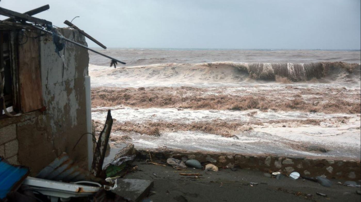 Las olas chocan contra la costa cuando el huracán Beryl pasa por Kingston, Jamaica, el 3 de julio de 2024. | Foto: Getty Images