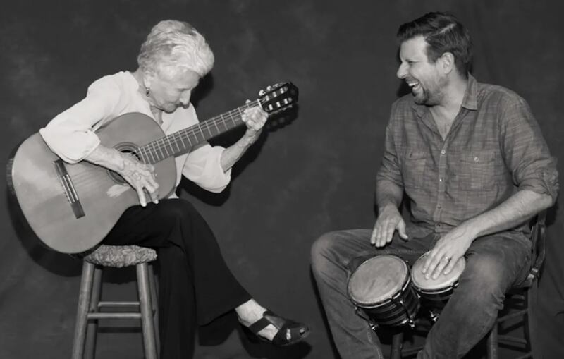 Angela Álvarez con su nieto, el productor y compositor Carlos José Álvarez