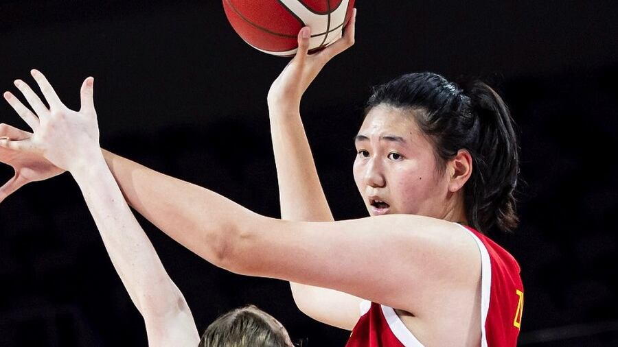 La jugadora china Zhang Ziyu, mide 2,20 metros con tan sólo 17 años.