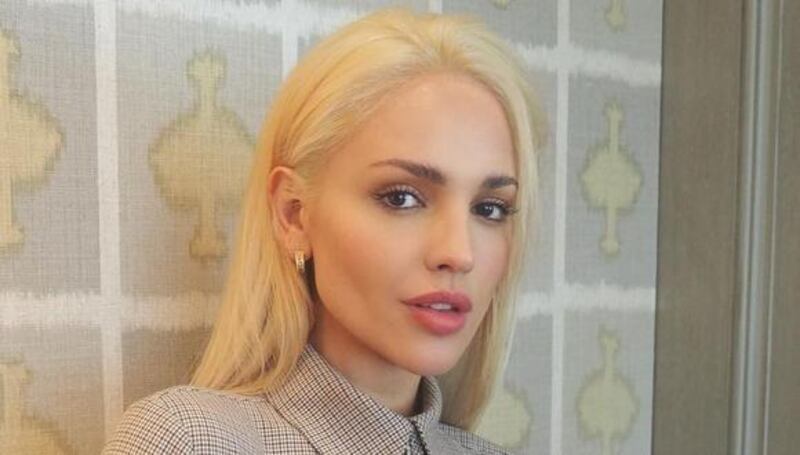 Eiza González está fascinada con su cabello rubio