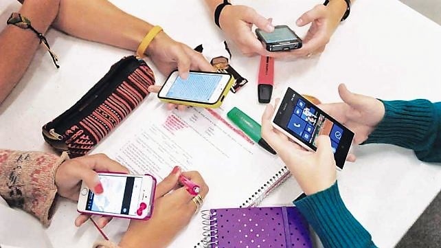 Los celulares en escuelas afectaría ña educación de los alumnos.