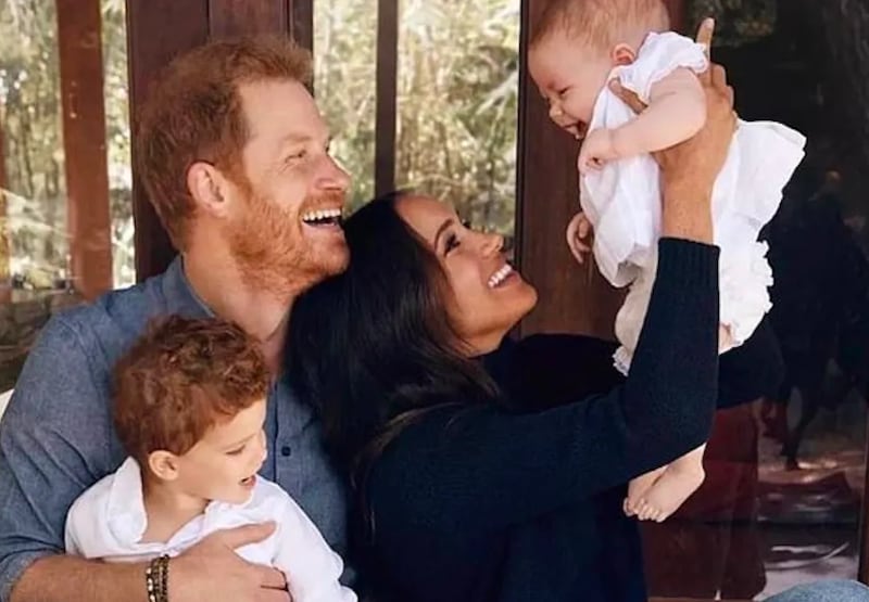 O Príncipe Harry e a atriz e Duquesa Meghan Markle com os filhos — Foto: Divulgação