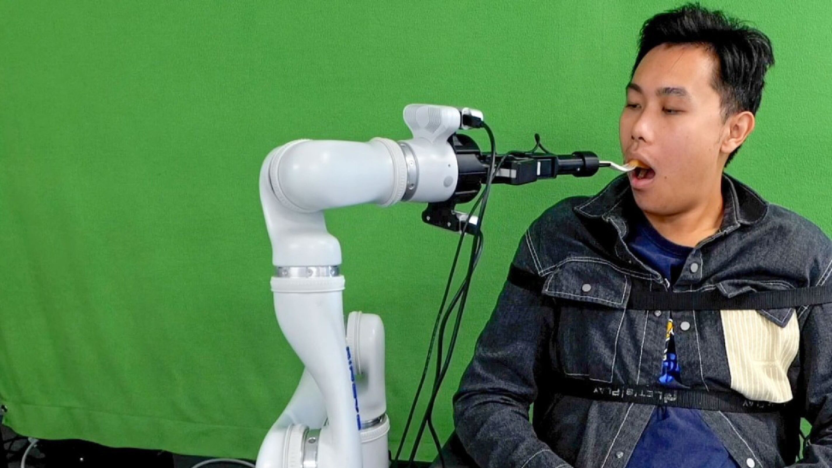 Este robot logra alimentar a personas con diferentes limitaciones de movilidad.