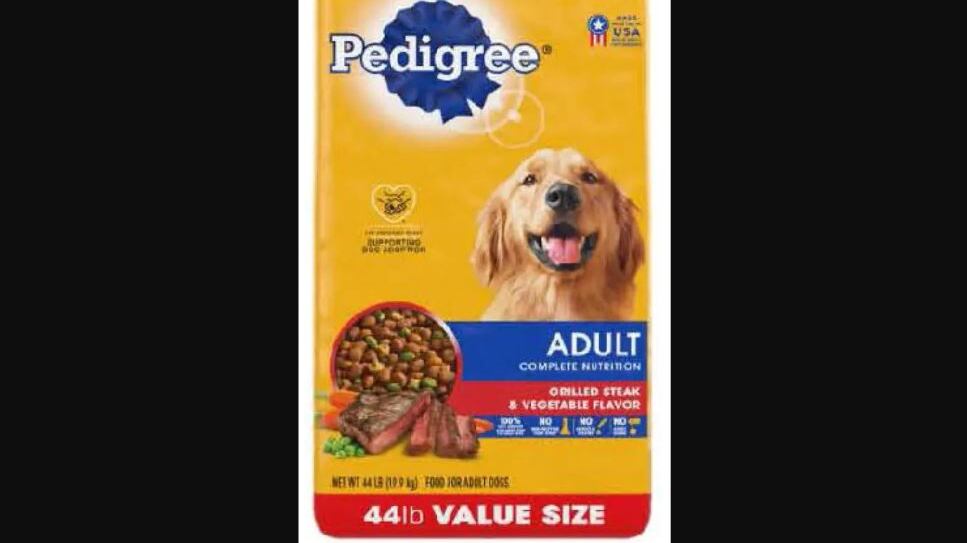 Se retiró del mercado un popular alimento para perros por contener trozos de metal. | Foto: FDA