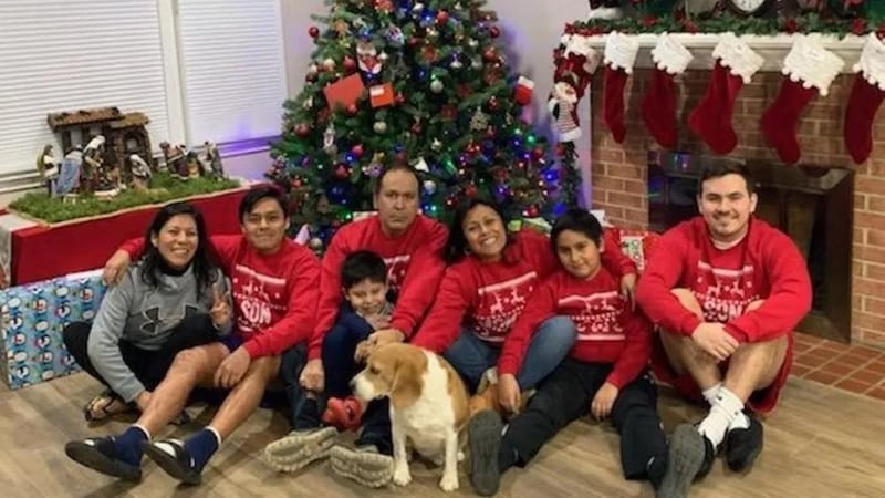 La familia comparte Navidad unidad.