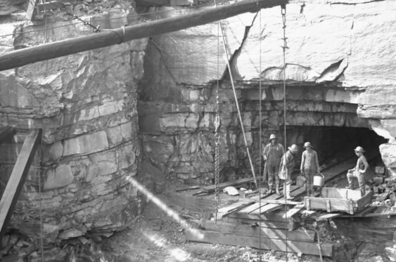 Parte de la construcción del tunel de las Cataratas del Niágara