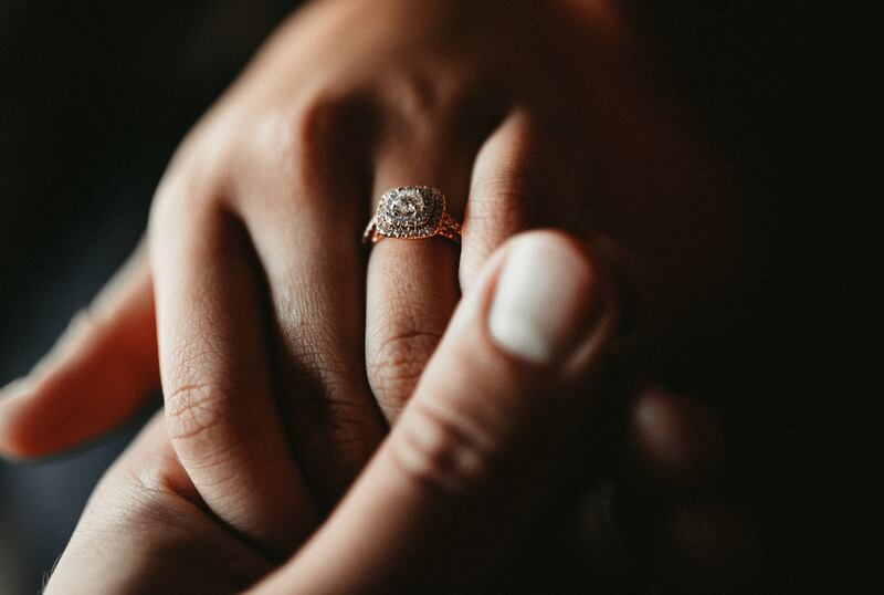 ¡Extraña propuesta! Hombre finge una pelea y pide la mano de su novia / Foto de Jake Pierrelee en Unsplash