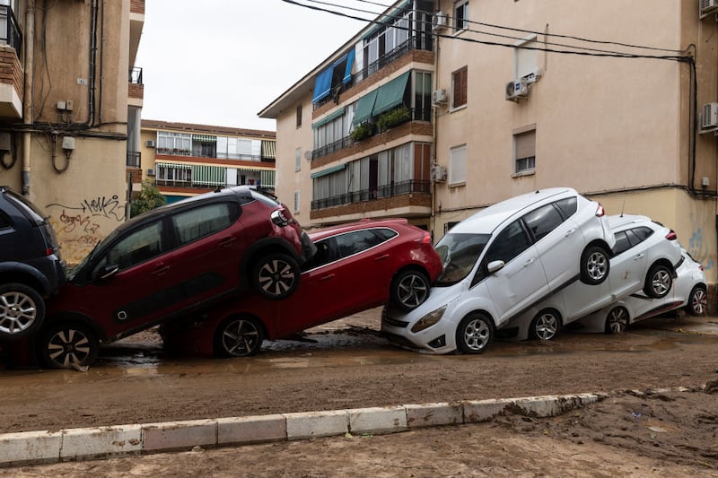 Lluvias torrenciales en España causan la muerte de al menos 234 personas y cuantiosos daños materiales.