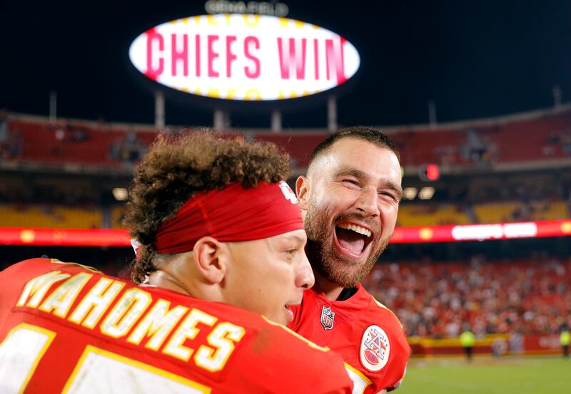 Travis Kelce y Patrick Mahomes, jugando por Kansas City Chiefs.