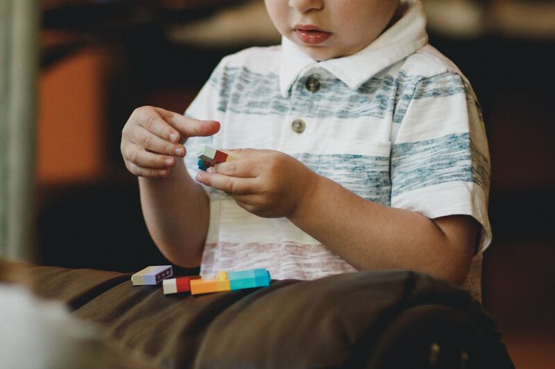 Criança brincando com peças de lego