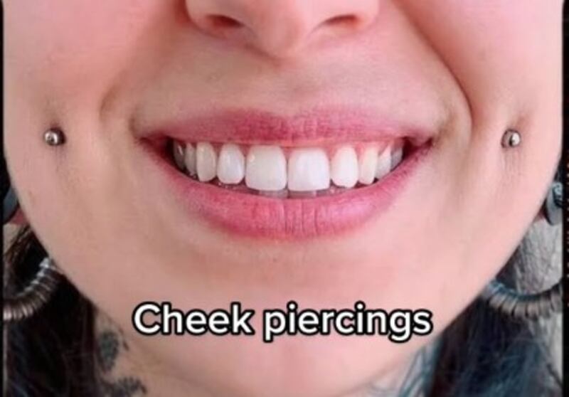 Piercing en hoyuelos de las mejillas