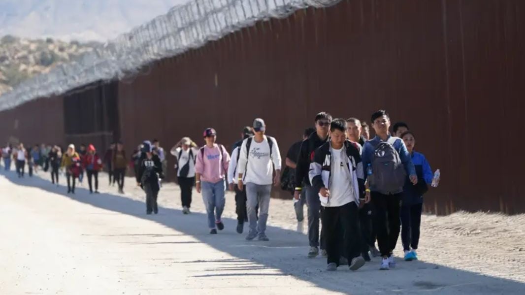 Un grupo de inmigrantes, muchos de ellos procedentes de China, cruzan la frontera hacia California cerca de Jacumba Hot Springs. | Foto: AP