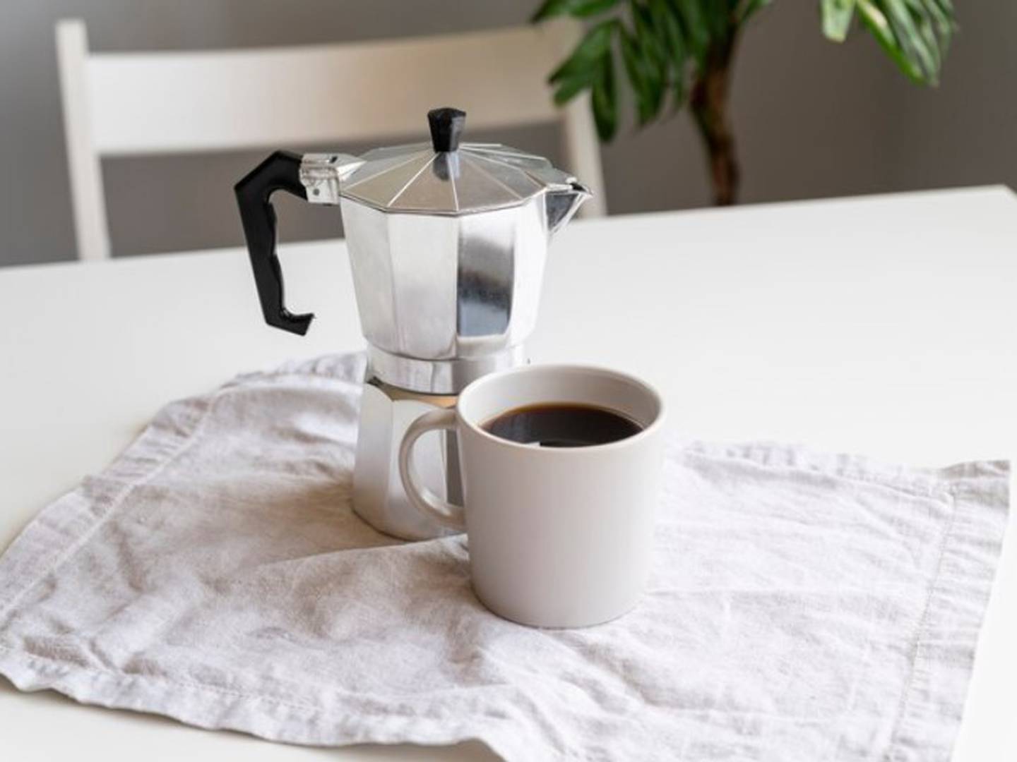 El peligroso truco para hacer café con leche que se ha puesto de